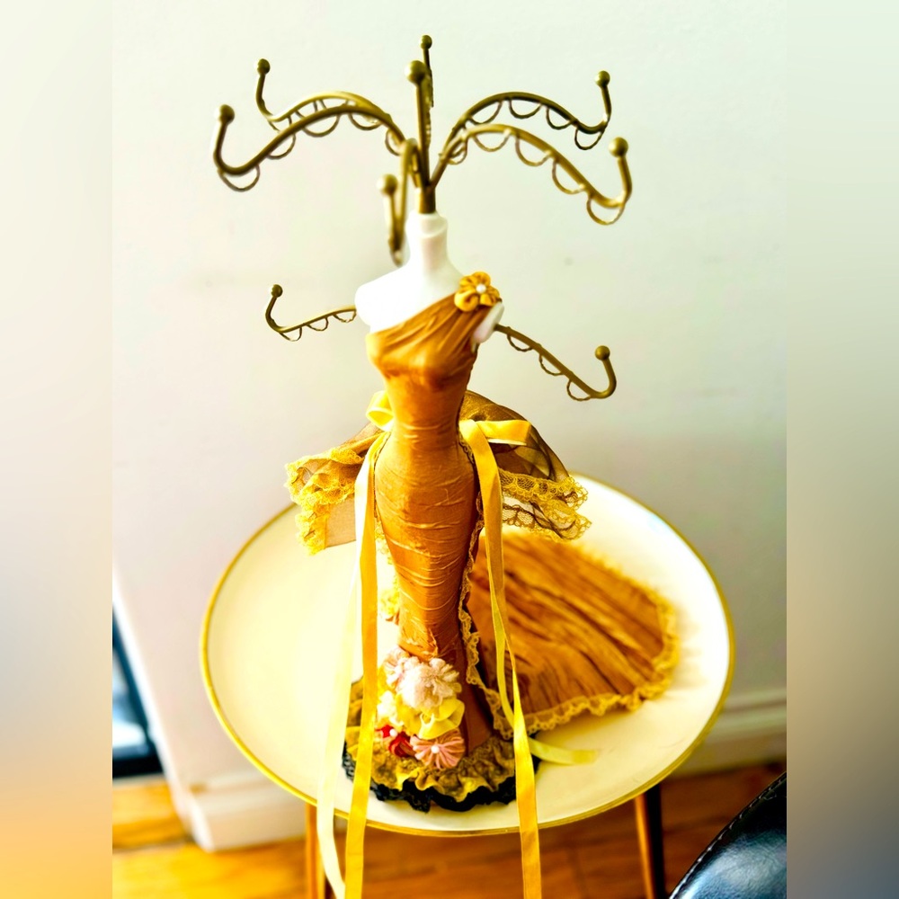 ULTRA FEMININE AND UNIQUE JEWELRY HOLDER